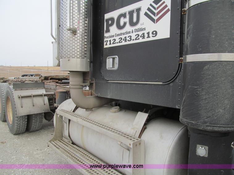 image for item J3351 1986 Freightliner FLC-64T semi truck