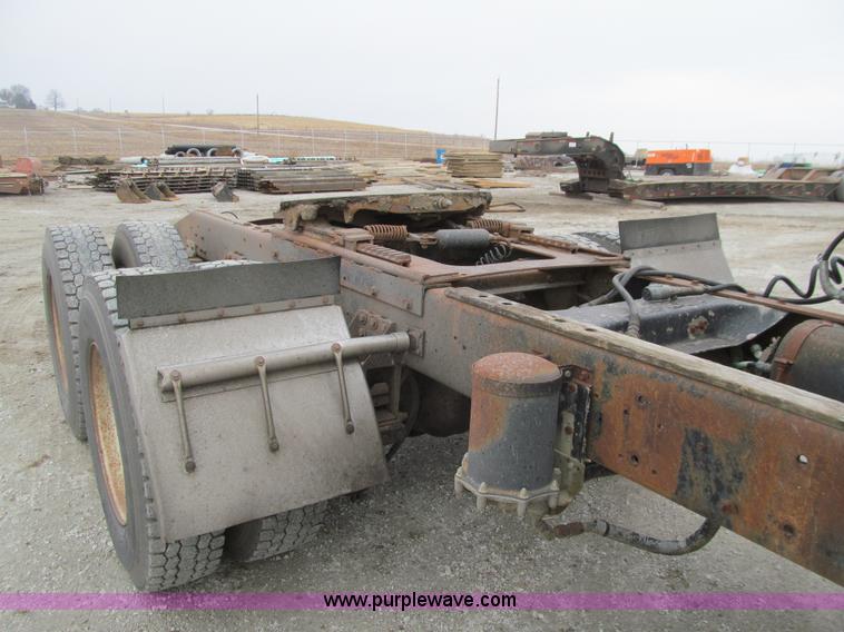 image for item J3351 1986 Freightliner FLC-64T semi truck