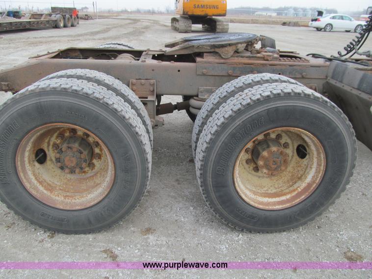 image for item J3351 1986 Freightliner FLC-64T semi truck