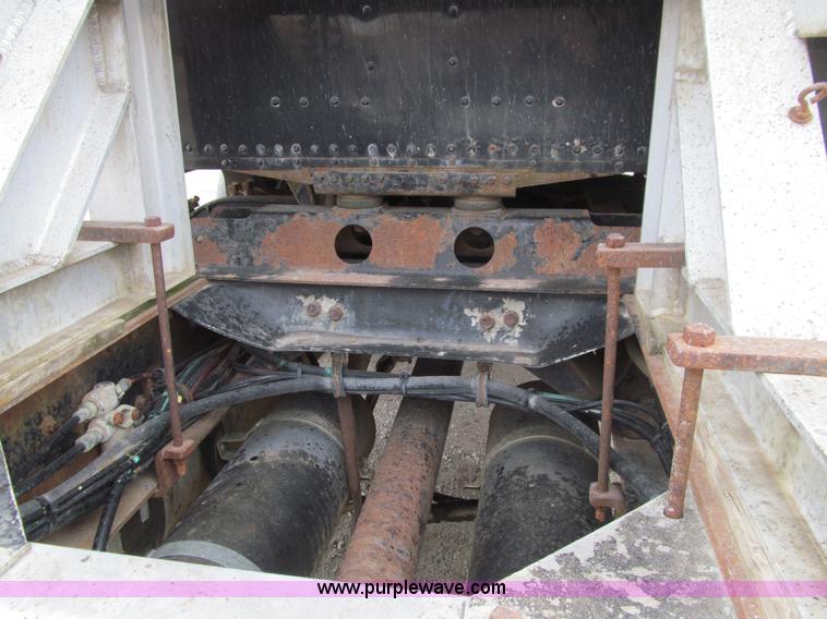 image for item J3351 1986 Freightliner FLC-64T semi truck