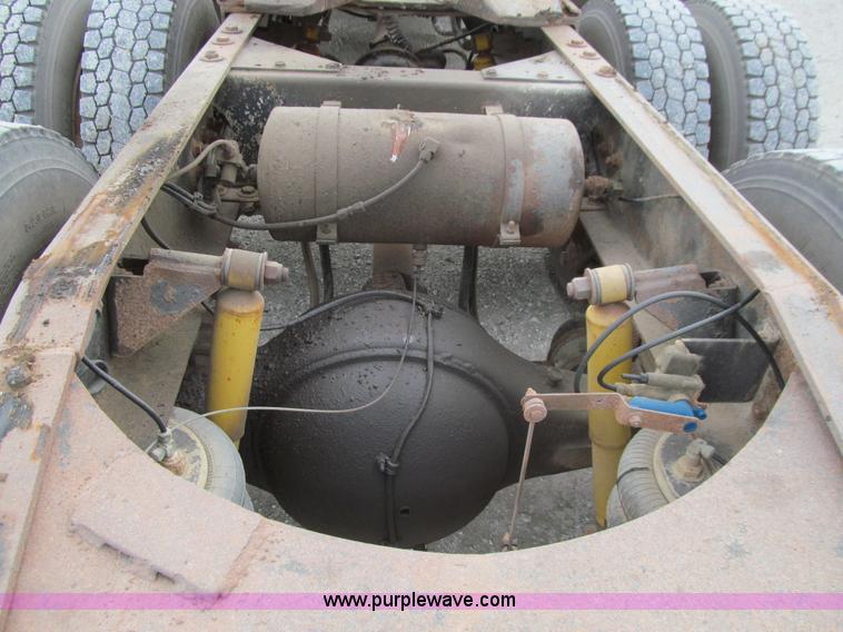 image for item J3351 1986 Freightliner FLC-64T semi truck