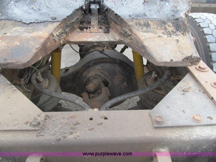 image for item J3351 1986 Freightliner FLC-64T semi truck