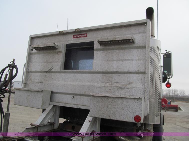 image for item J3351 1986 Freightliner FLC-64T semi truck