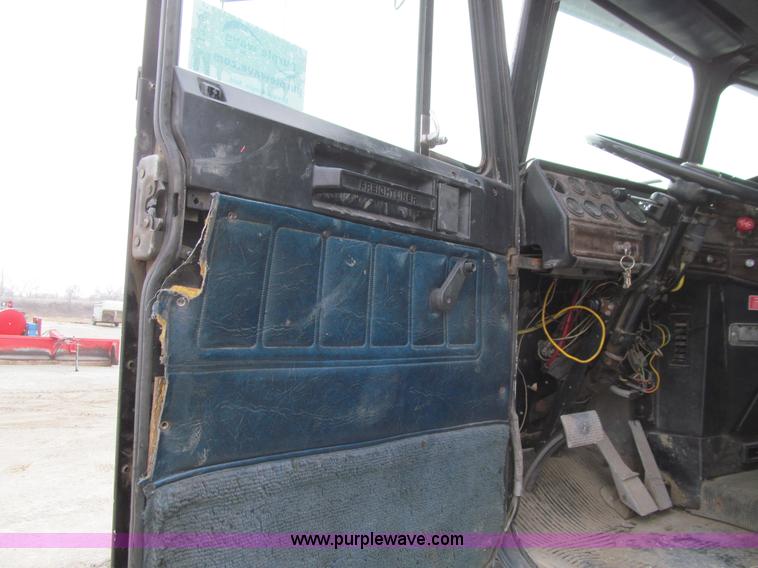 image for item J3351 1986 Freightliner FLC-64T semi truck