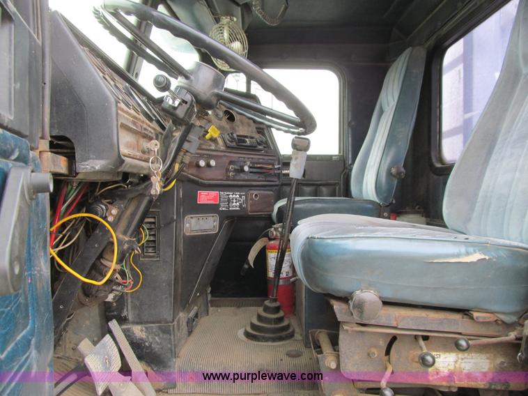 image for item J3351 1986 Freightliner FLC-64T semi truck