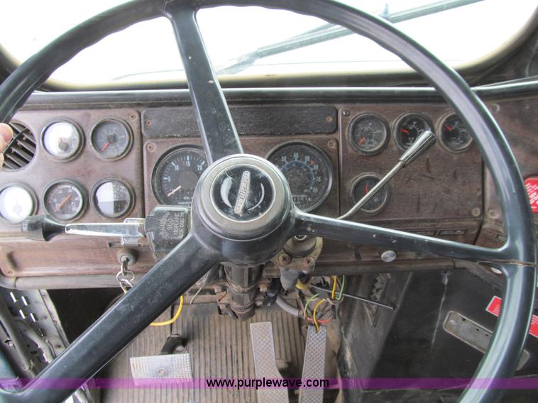 image for item J3351 1986 Freightliner FLC-64T semi truck