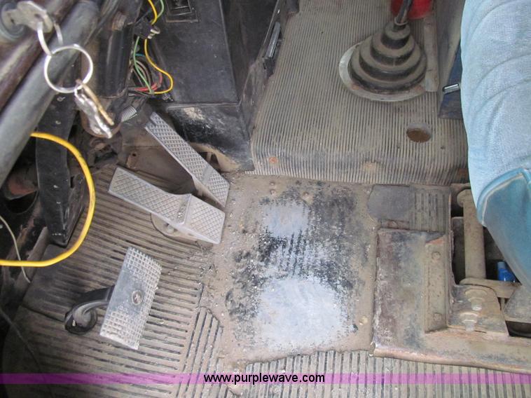 image for item J3351 1986 Freightliner FLC-64T semi truck