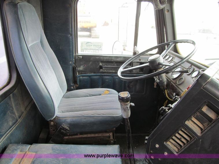 image for item J3351 1986 Freightliner FLC-64T semi truck