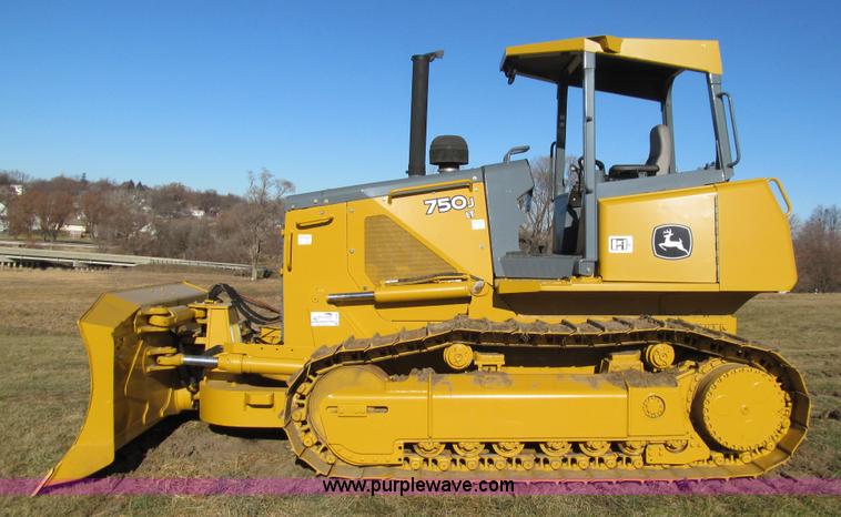 image for item J3354 2006 John Deere 750J LT dozer