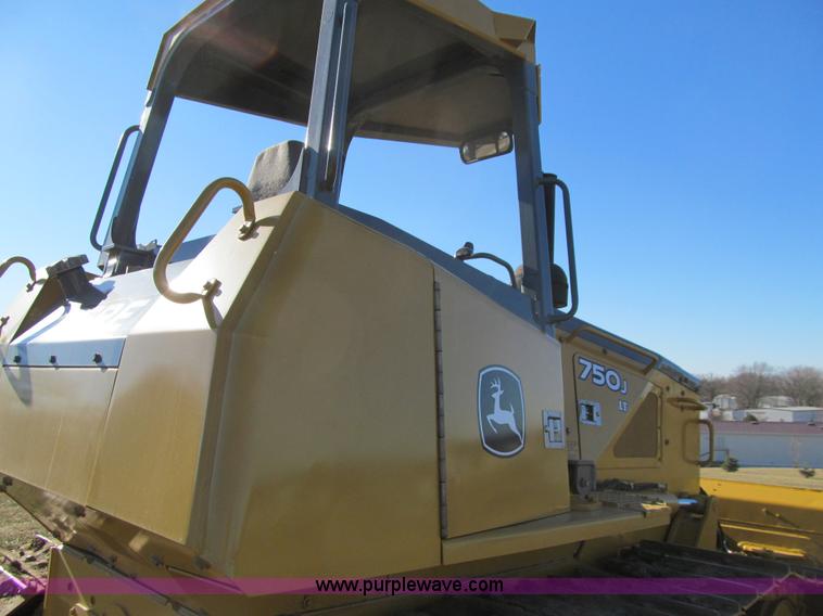 image for item J3354 2006 John Deere 750J LT dozer