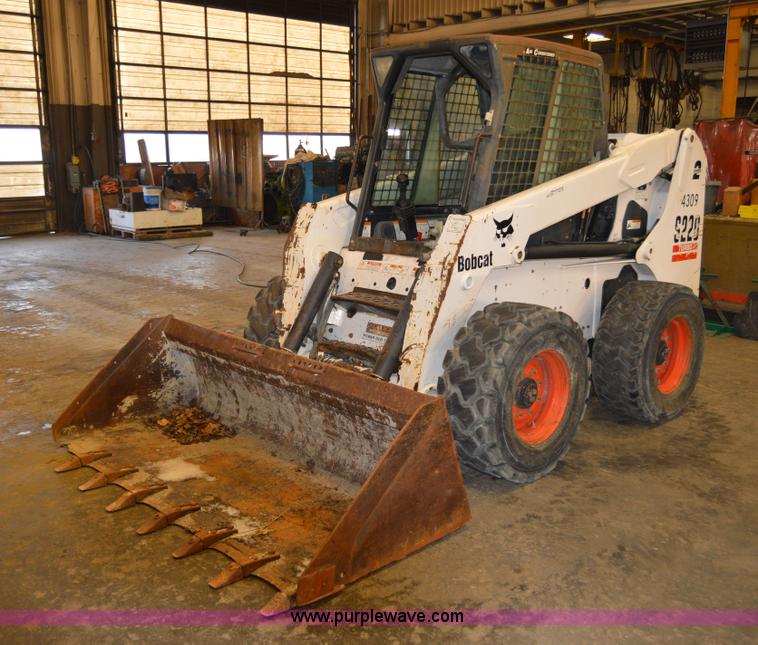 image for item Z9027 2005 Bobcat S220 skid steer