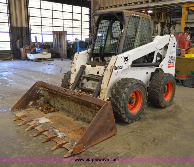 image for item Z9027 2005 Bobcat S220 skid steer
