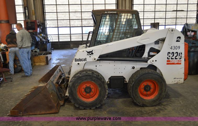 image for item Z9027 2005 Bobcat S220 skid steer