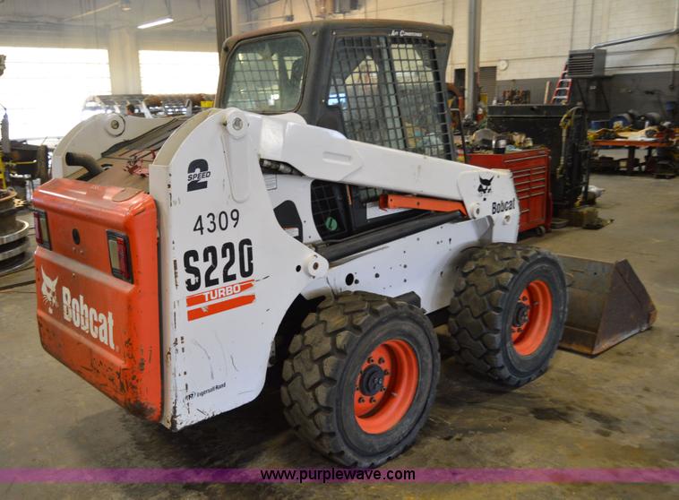 image for item Z9027 2005 Bobcat S220 skid steer