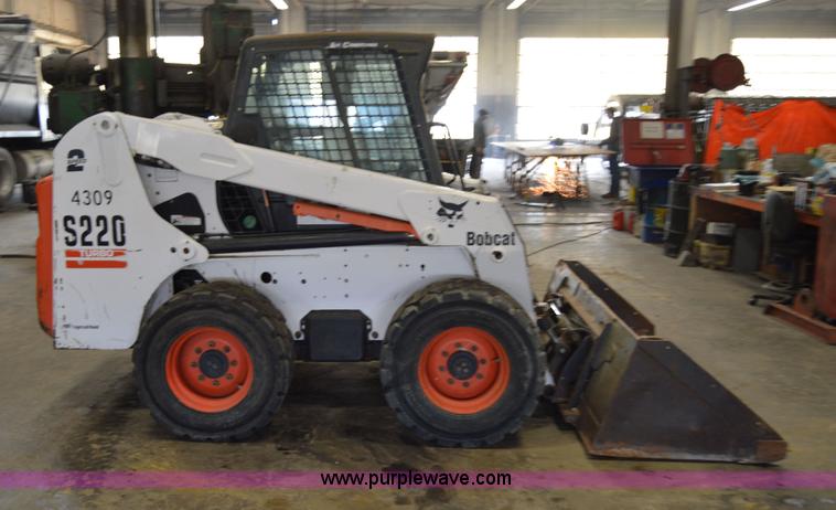 image for item Z9027 2005 Bobcat S220 skid steer