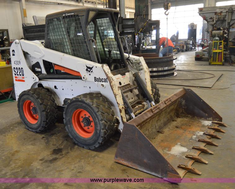 image for item Z9027 2005 Bobcat S220 skid steer