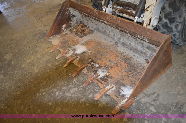 image for item Z9027 2005 Bobcat S220 skid steer