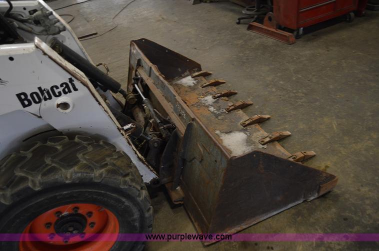 image for item Z9027 2005 Bobcat S220 skid steer
