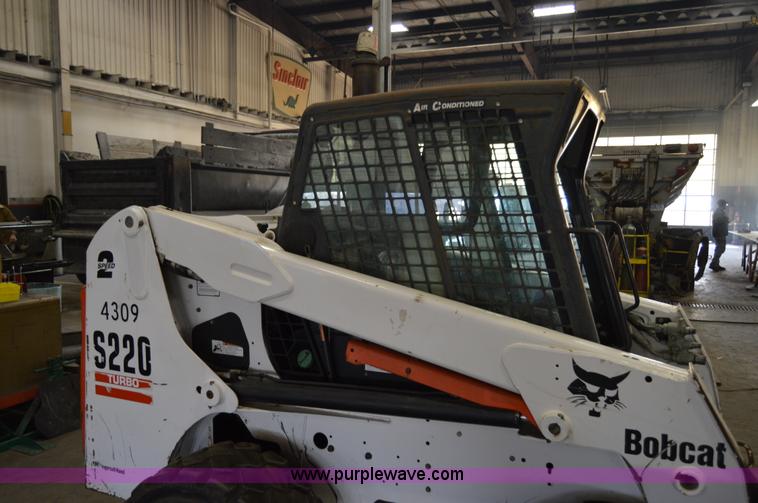 image for item Z9027 2005 Bobcat S220 skid steer