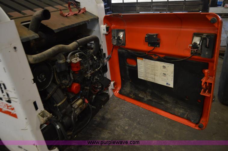 image for item Z9027 2005 Bobcat S220 skid steer