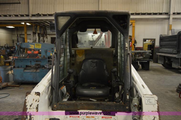 image for item Z9027 2005 Bobcat S220 skid steer