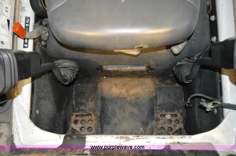 image for item Z9027 2005 Bobcat S220 skid steer