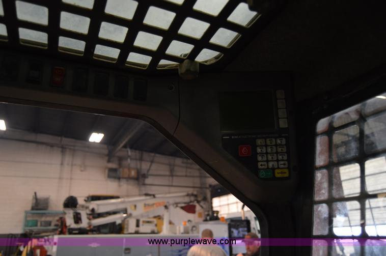 image for item Z9027 2005 Bobcat S220 skid steer