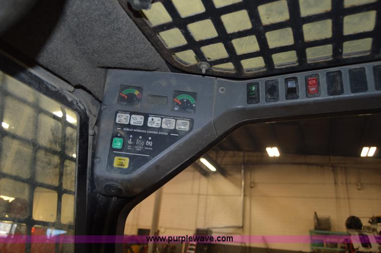 image for item Z9027 2005 Bobcat S220 skid steer