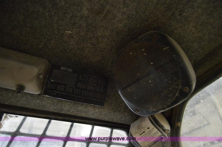 image for item Z9027 2005 Bobcat S220 skid steer