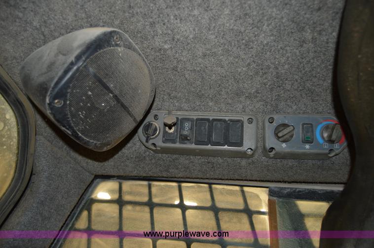 image for item Z9027 2005 Bobcat S220 skid steer