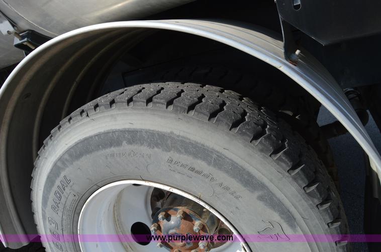 image for item Z9045 2000 Sterling L7501 vacuum truck