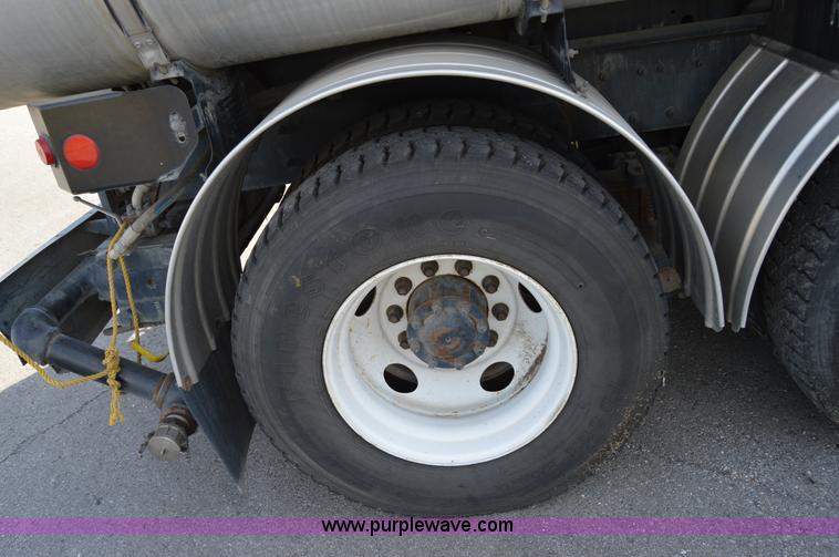 image for item Z9045 2000 Sterling L7501 vacuum truck