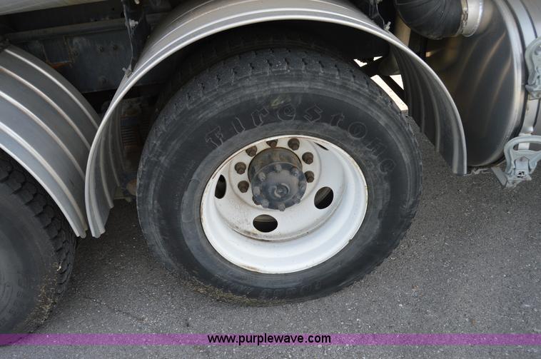 image for item Z9045 2000 Sterling L7501 vacuum truck