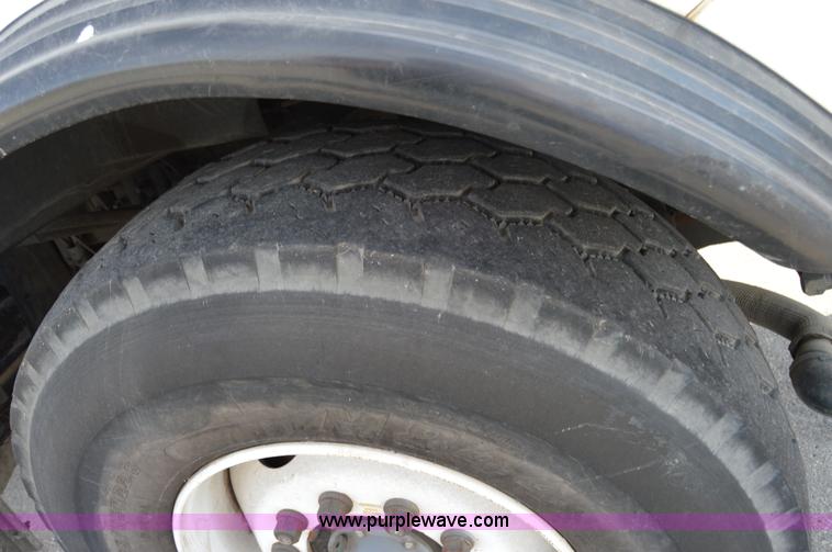 image for item Z9045 2000 Sterling L7501 vacuum truck