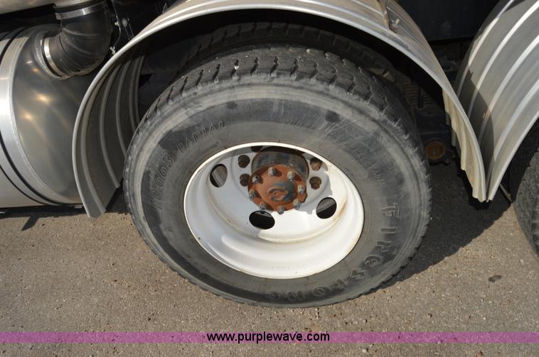 image for item Z9045 2000 Sterling L7501 vacuum truck