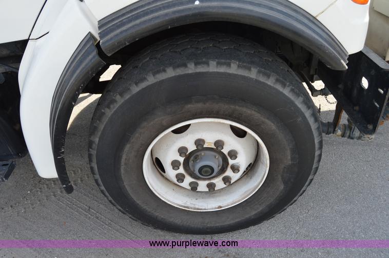 image for item Z9045 2000 Sterling L7501 vacuum truck