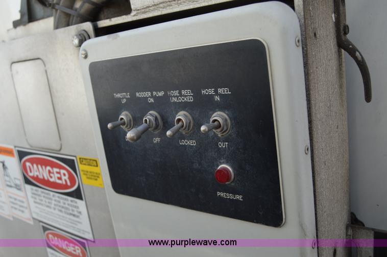 image for item Z9045 2000 Sterling L7501 vacuum truck