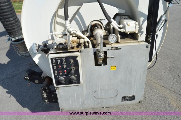 image for item Z9045 2000 Sterling L7501 vacuum truck