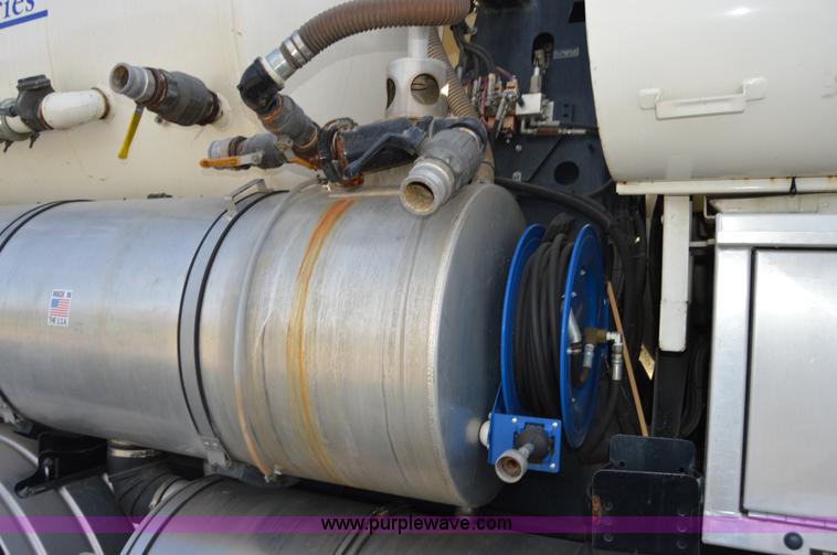 image for item Z9045 2000 Sterling L7501 vacuum truck