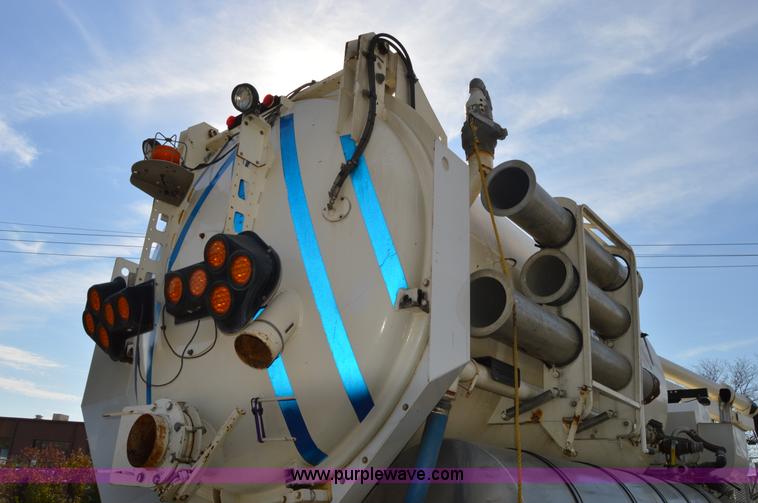 image for item Z9045 2000 Sterling L7501 vacuum truck