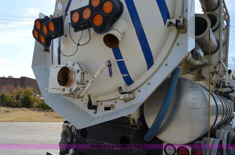 image for item Z9045 2000 Sterling L7501 vacuum truck