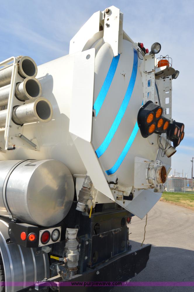 image for item Z9045 2000 Sterling L7501 vacuum truck