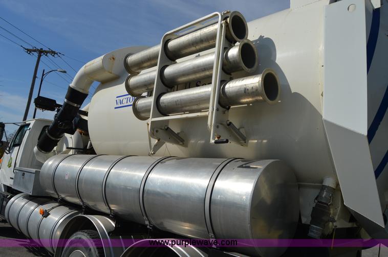 image for item Z9045 2000 Sterling L7501 vacuum truck