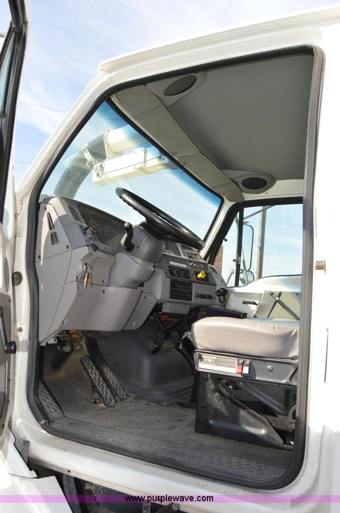 image for item Z9045 2000 Sterling L7501 vacuum truck