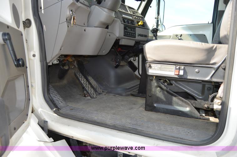 image for item Z9045 2000 Sterling L7501 vacuum truck