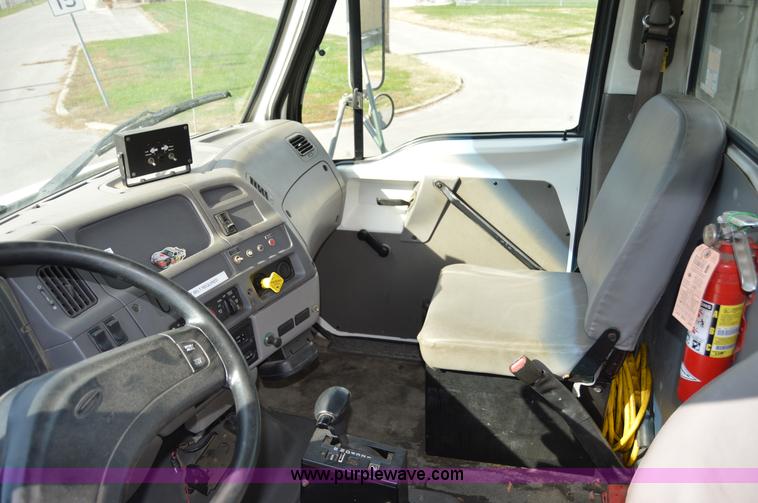 image for item Z9045 2000 Sterling L7501 vacuum truck