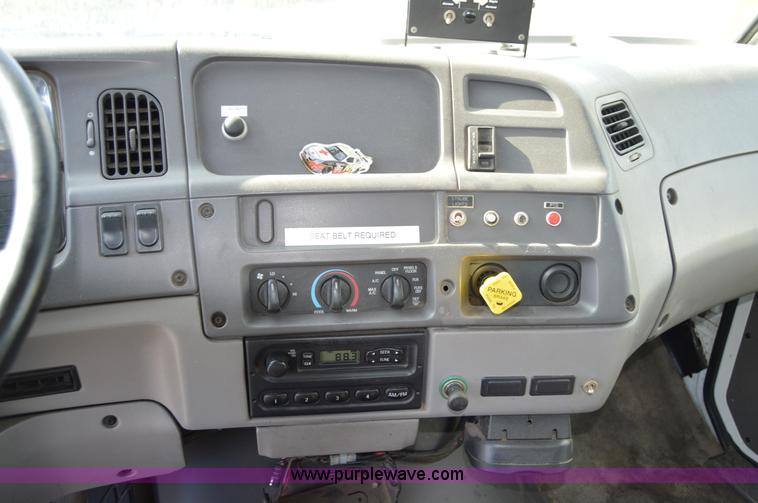 image for item Z9045 2000 Sterling L7501 vacuum truck