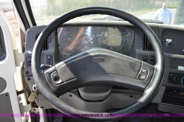 image for item Z9045 2000 Sterling L7501 vacuum truck