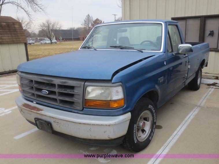 image for item D2225 1993 Ford F150 XL pickup truck