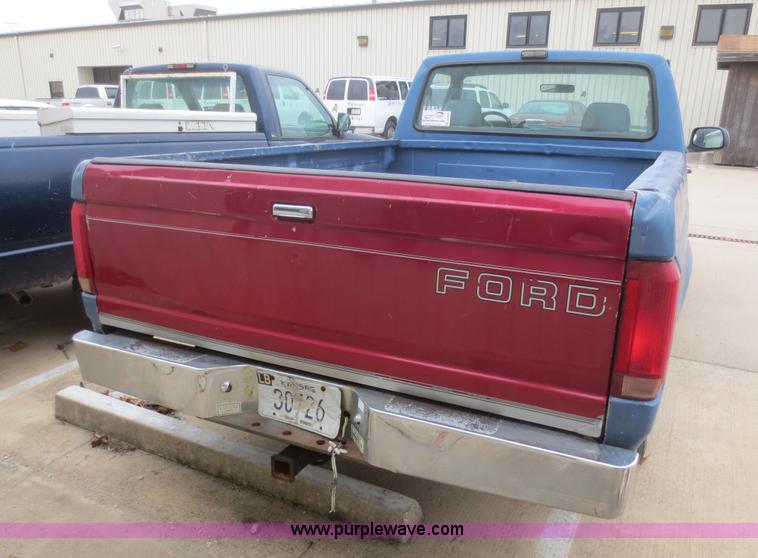 image for item D2225 1993 Ford F150 XL pickup truck